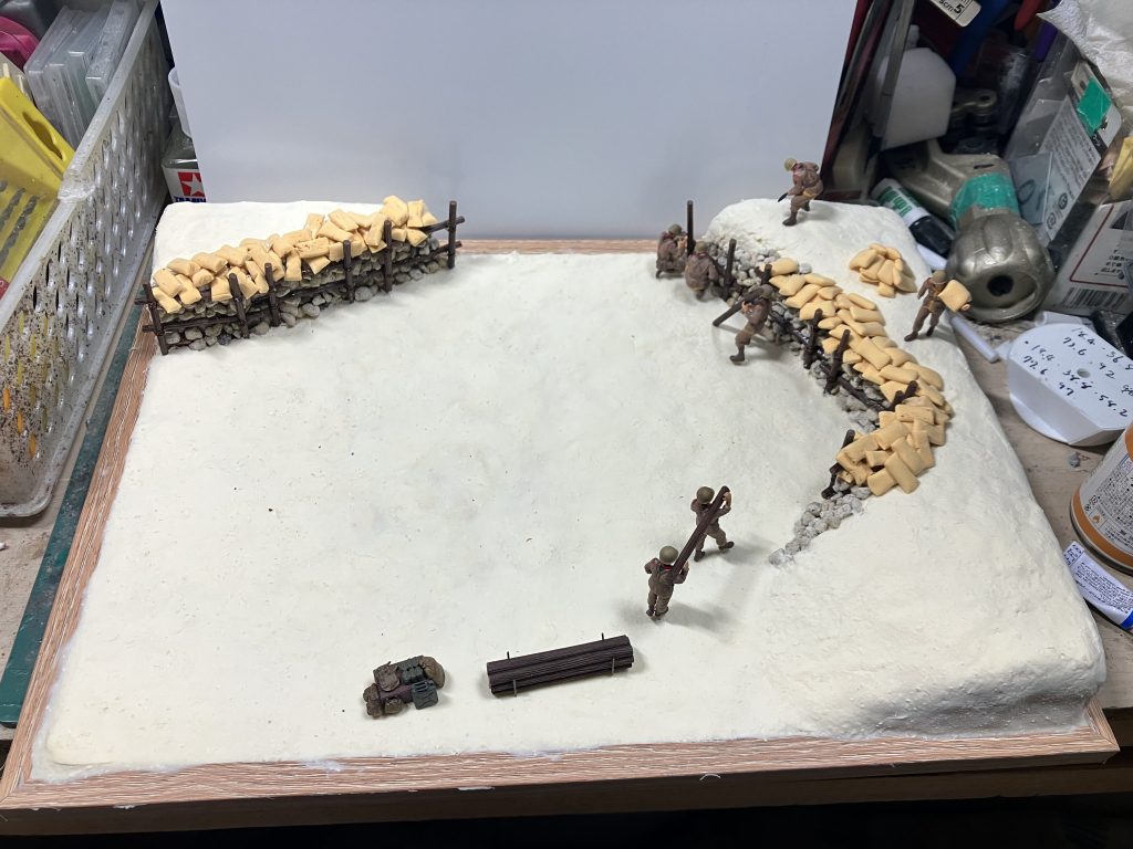 ねんどが乾いてヒビが入ったから、もう一度薄く盛って埋めました