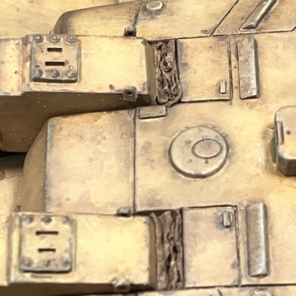 ジオラマと併用で進めてた61式戦車が両方とも完成しましたウェザリングをしてから、レンズと防塵カバーをしましたあとは写真を撮るだけになりました(//∇//)（4枚目）