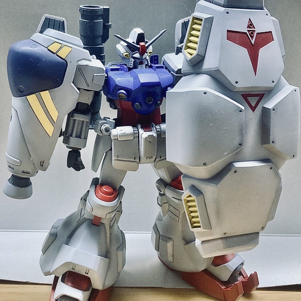 修正ポイントはまず腹部を40延長。エポパテでコックピットハッチ及び胸部のボリュームアップ、頭部の幅詰め＆削り込みによる小型化、フロントアーマーを10延長、ハンドパーツの交換、腕を20延長、バインダーの後ハメ加工、フェイスの削り込みによる小顔化です。塗装は少しごたわりがあって、わかりにくいんですけど、シールドとか足とかの面が大きくて間延びしやすい部分にシャドウ吹いて情報量を増やそうとしてみました。色はメインのグレーが自作、胴体のブルーがナスカのコバルトバイオレット、バインダーがガンダムカラーのティターンズブルー2、赤がミスターカラーのレッド（原色）です。