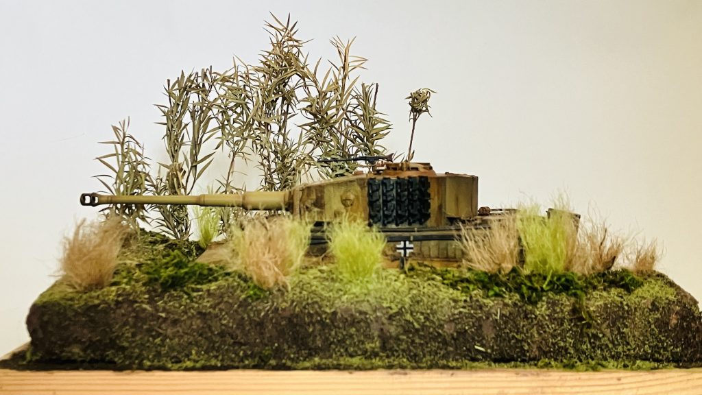 サイズの参考に1/35戦車を∩^ω^∩初めて戦車を作った順に並べました初めて戦車を作ったのはタミヤのタイガーⅠ後期型初めてに加えて初めてのポリパテによるツィンメリットコーティングを施工したものです∩^ω^∩