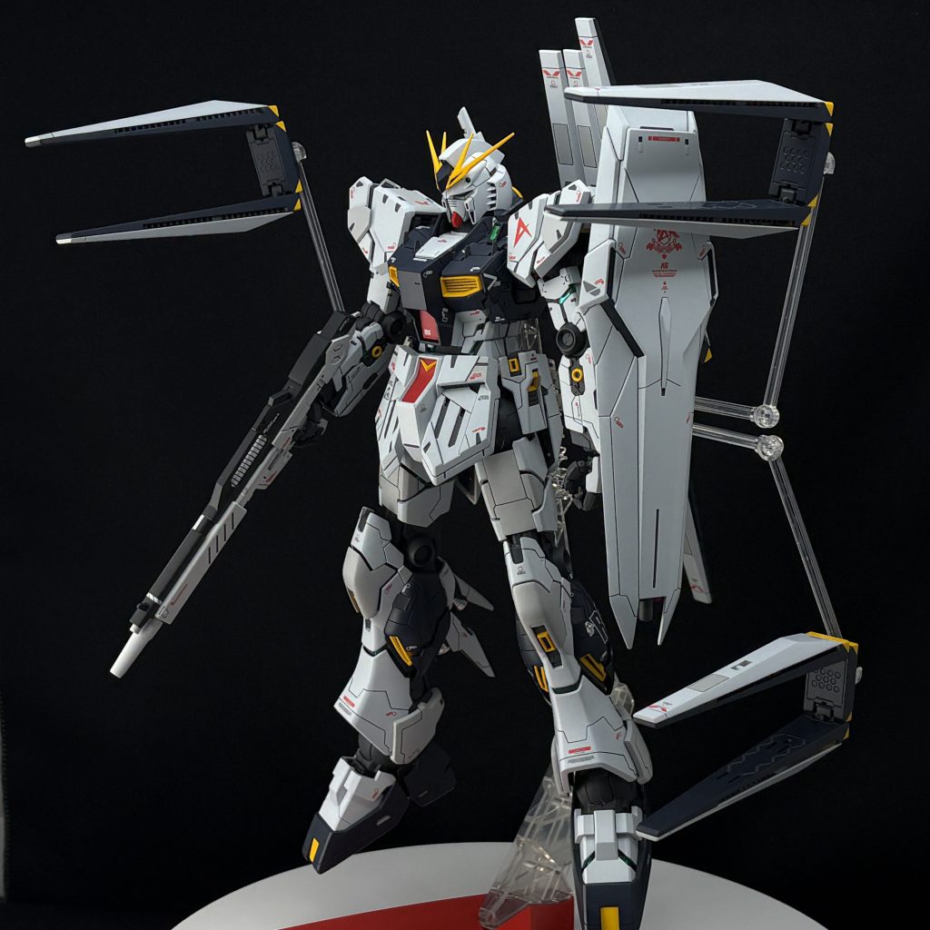 そしてこのスーパーシェルホワイトは、νガンダムのダークブルーに合わせる白としては、かなり最適な白です。白色でありながらも寒色なので、ダークブルーの重さを邪魔せず、白だけが浮きません。&nbsp;その結果、全体が自然につながり、νガンダムらしい落ち着いたシャープさが出ます。また、寒色系のガンダムに使っても問題なく、色のバランスを崩さずきれいに馴染みます。まとめると、・はっきり寒色ではない・νダークブルーに最適・寒色系ガンダムにも使える理解して使えば、完成度を確実に上げてくれる白です。