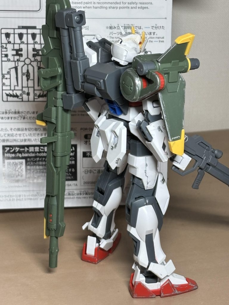 バックショット。個人的に深緑色が好きなんで、この機体色は大好物。9割素体のストライクなのに、追加装甲分の1割で一気に印象を変えてくるの、メカニックデザイナーってすげぇなって思わされます。流石は大河原氏ですね。