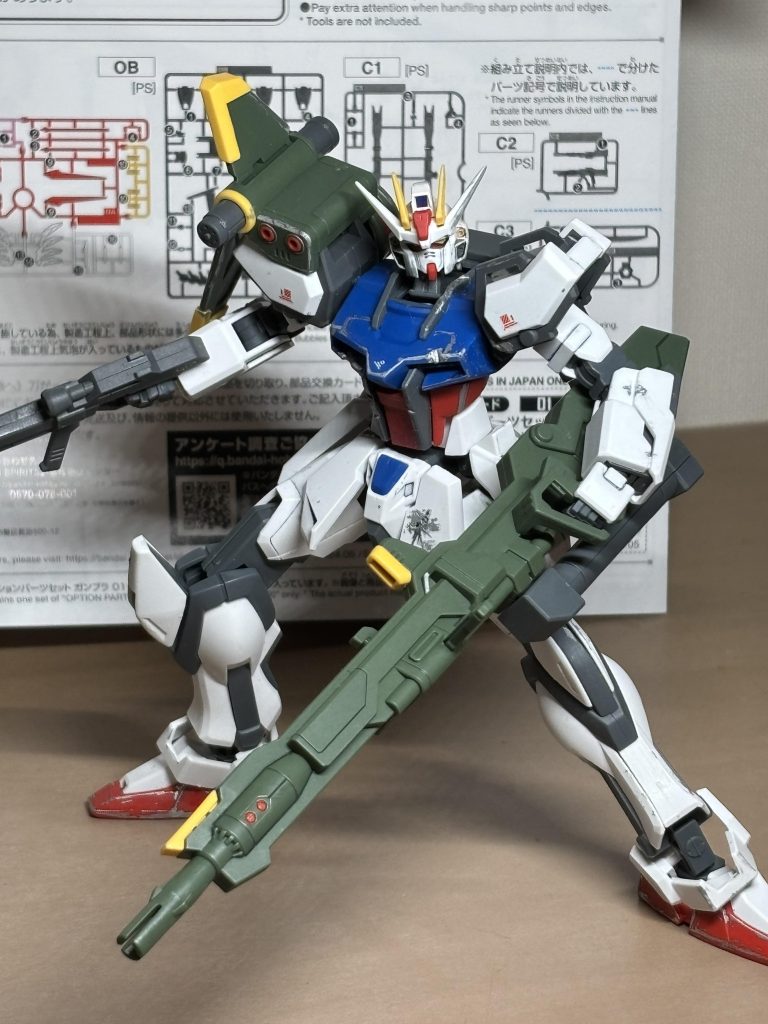 アグニを構えるランチャー。このバ火力武器いいですよね。初陣からコロニーの外壁ぶち抜いて壊すわ、デュエルの片腕吹き飛ばすわで、やりたい放題してましたよね。種割れしたキラがこれ持ってたら、もう敵目線絶望しかないですね。