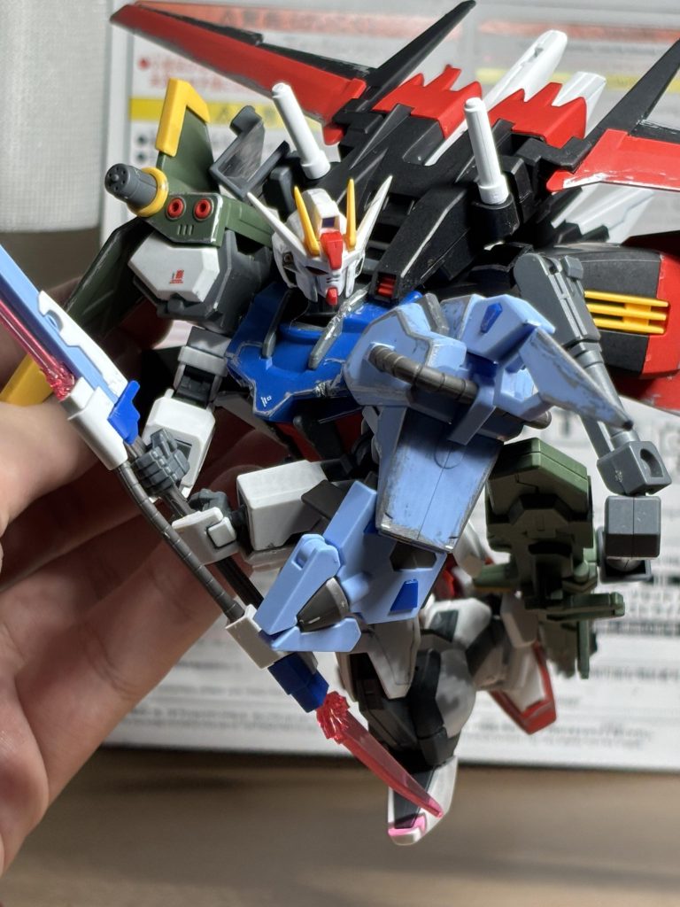 いかがでしたか？スリムなストライクとは違って、鈍重で重厚感のある見た目のパーフェクトストライク。パワードジム然り、自分はこう言うマッシブな機体の方が好きなんでね。部屋ではこっちの形態で飾ってます。自分のお気に入りのプラモデルがまたひとつ増えましたね。良いお買い物をしました。それでは、また次の投稿でお会いしましょう。最後までご覧いただき、ありがとうございました！