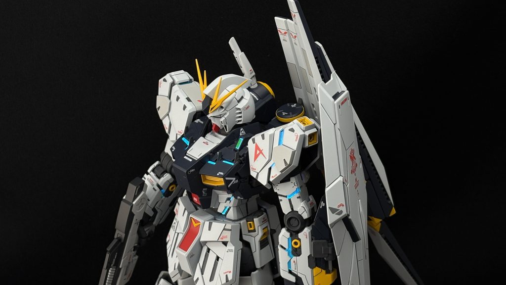 白は一色じゃなく、色味や方向性で完成度が大きく変わります。この考え方を知っているだけで、あなたの模型は確実にワンランク上がります。そして、νガンダムの白に迷ったら「スーパーシェルホワイト」を使えばOK。ダークブルーにも合い、寒色系の機体にも使えるので、失敗しにくく、完成度を安定させられます。「白で迷わない」それだけで、制作はかなり楽になります。