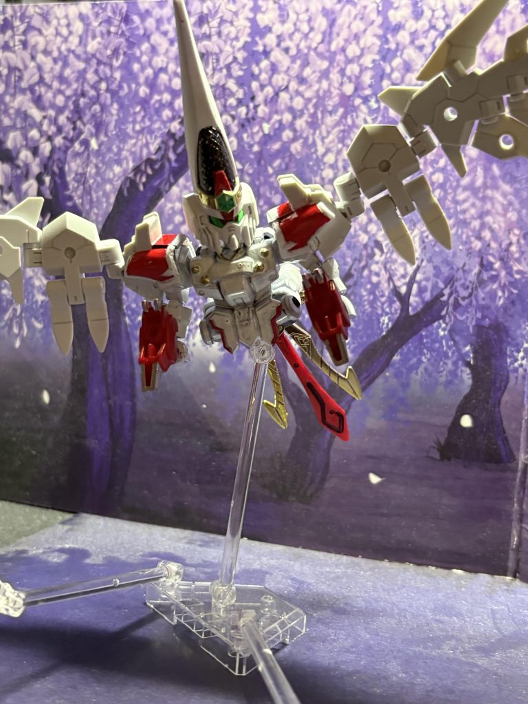 変形後をカッコよくしたくて翼を大型化した結果、カメラに収まらない……でもカッコイイのでOKです