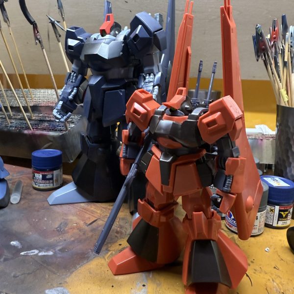 皆さま、、ご無沙汰致しております٩( 'ω' )و色々止まっていた模活、、紅白コンを呼び水に再会しようと企んでいたのですが、、首のヘルニアに加え年末に突然足が上がらなくなり、、診断の結果、坐骨神経痛と、突然きたので、、「今ならまだ治るか！？」一縷の望みをかけ、腕は良いけど口の悪い接骨院に行ったところ、、その日のうちに歩けるようになったんですよねぇ、、、、中々やるなっオッサン、、あらためて、「健康あっての長生きだなぁ」と実感致しております。。苦笑&nbsp;というわけで、今年も宜しくお願い致します。作りかけ、頭に斧が刺さってるギャンと、、やり残してる宿題の一部◎ちょっと速く動けるグフ◎人生初のフィギュア、長谷川京子（仮名）◎陸戦型ガンダムと、狙撃手◎1/100でシュツルム◎少し速く動けるドム&nbsp;あと、、、、どれも甘噛み　　🤣（5枚目）