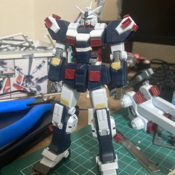 とりあえず腹部で2ミリ延長と、マスクの変更と、ヘルメットの削り込み、ふくらはぎ内側のスラスターの削除&穴埋め、各部切り欠きの穴埋め、ハンドパーツの交換です！（2枚目）