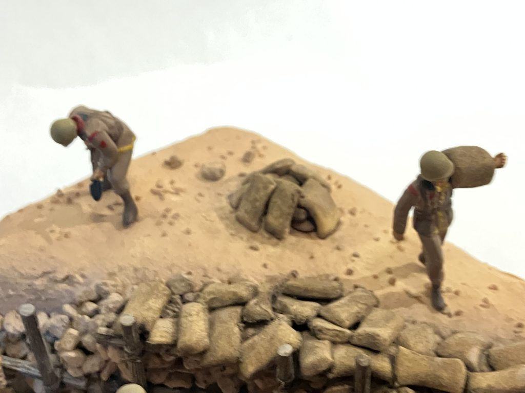 柵が出来た所から土嚢を積みつつ、もう1人はスコップで整地