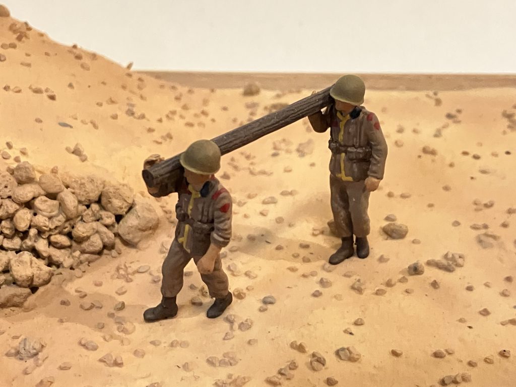 肩に担いで2人で丸太を運ぶ💪