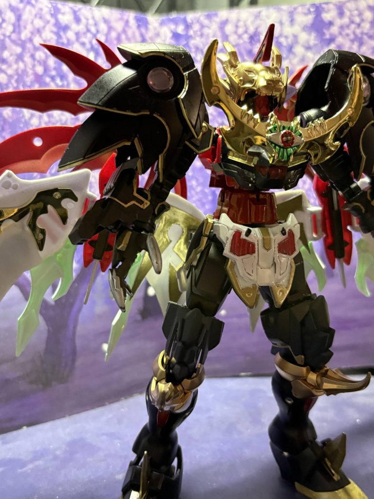 普通に改造するだけでは自分の中の小学生が満足しなかったので、せっかくSDCSを使用しているためリアル形態を追加しました頭部はマスターの物にパーツを追加して魔星大将軍に寄せました