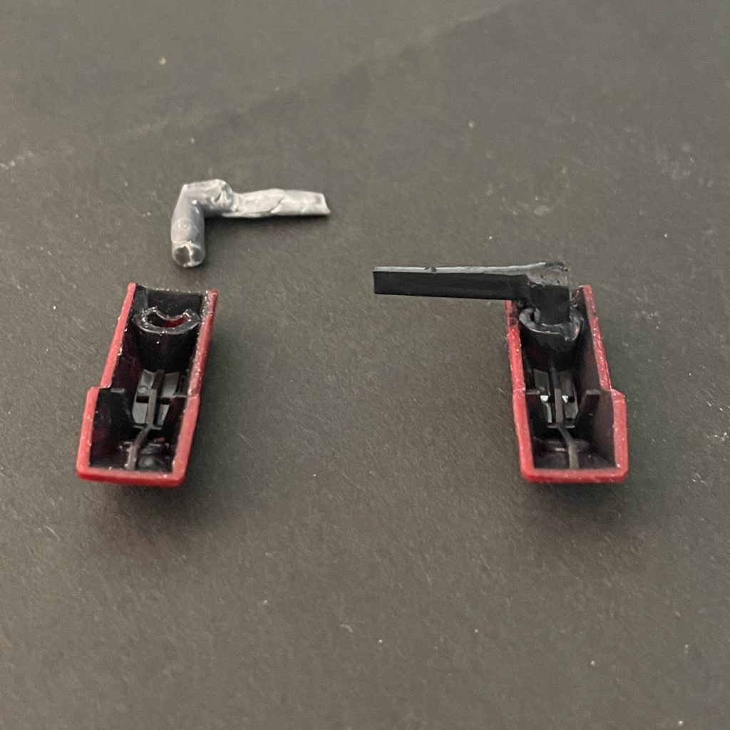 サイドはビームサーベル固定スリットにハマるように3mm軸の両端を調整 (いつでも元に戻せる程度の加工)