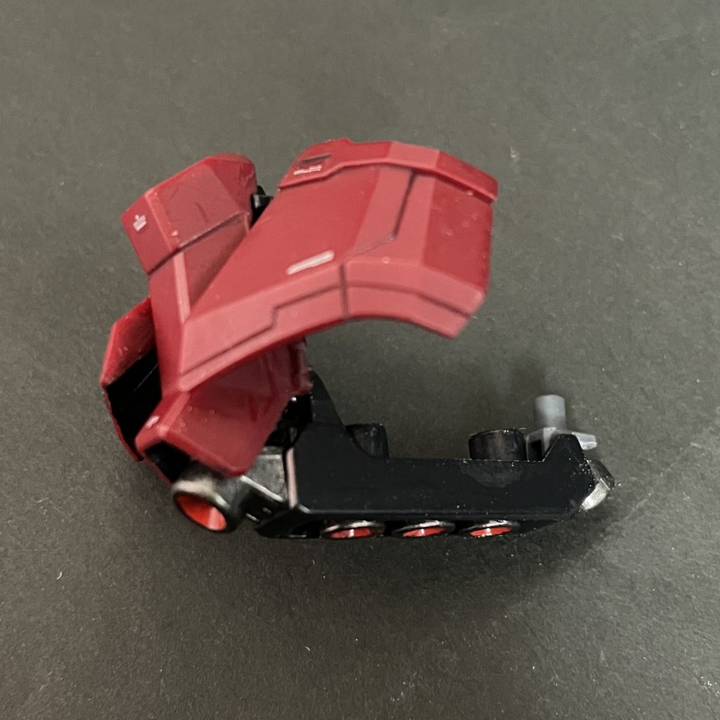 フロントアーマーは赤いガンダム用から進歩して下部バーニア活用スタンド穴への取り付け方式はそのまま