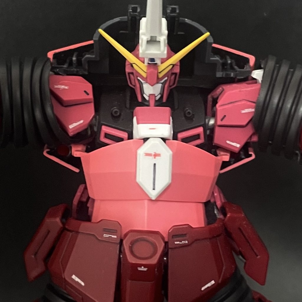 下腹巻は前側のみを切り出し被せるだけ上腹巻は赤いガンダム用に加工した前後嵌め込みタイプのままで新たな手を加えることなくスッポリスリムに畳めるように肩アーマー内の干渉部分をカットしてズゴックボディ側の肩出口周辺を少し削るとボディに標準で付いていた背中側にあるジャスティス合体用コネクタをそのまま利用して収まる状態あとは肩と上腕をまとめてコルゲートチューブで梱包&nbsp;※実は肩アーマーの白突起を回転収納するように加工は完了していたもののどうやっても「外装の一部を切り抜く=元ズゴック戻しを諦める」ことになるので「腕全体のボディ内格納」は断念