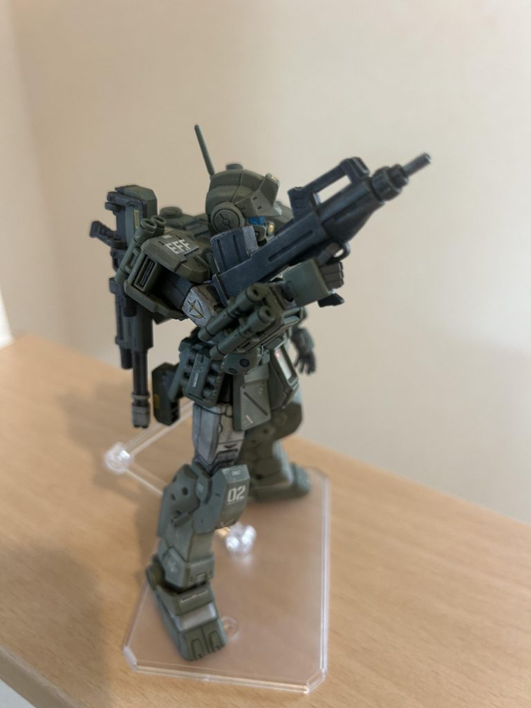 こちらの様に、右手にブルパップマシンガンを持たせてもヨシです