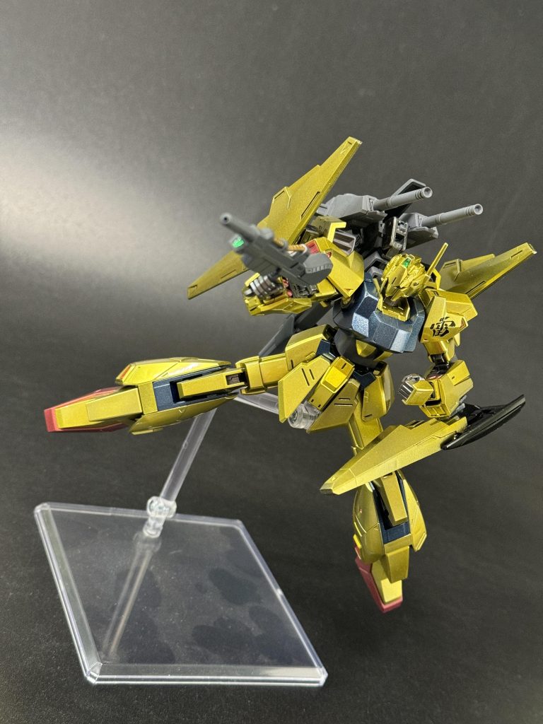 加速力が格段に上がったが、柔軟な動きは難しくなり直線的な軌道と機体色から宇宙を走る稲妻に例えられた事から名称が雷式になったという事にしています。