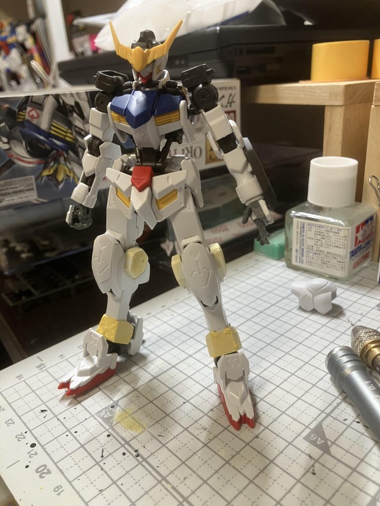 ＜改修＞キットのままだと、足が細すぎると思いました。MGのデザインを参考にプラ板とポリパテでボリュームアップしております。マニピュレータが貧弱だったので、オプションパーツに交換してキットの手の甲をつけております。この写真の後、首のガンダムフレームに真鍮線でディティールアップしました。&nbsp;