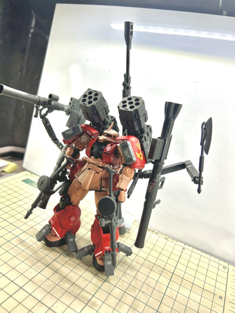 オリジンシャアザクと比較の2枚塗装レシピですが…アメイジングブースター部分はニムバスレッドピンク部分はシャアピンクとアルティメットホワイトで調色肘や膝の黒はアルティメットブラックにニュートラルグレーで調色武器関節パーツはメカサフスーパーヘヴィ