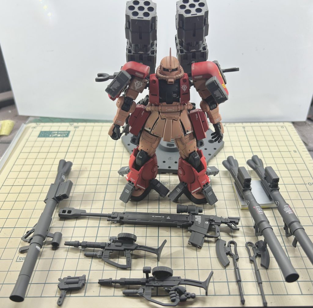 アメイジングブースターですが元々リバイブ版シャアザクに会うよう作られてるのでオリジンシャアザクにハメるとなると足首など加工が一部必要です。武器は余ってるジャンクから、サブアームはビルダーズパーツから、その他の細かいパーツは30MMなどから流用しました。