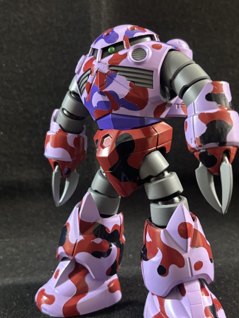 素立ちも安定していい感じです、モノアイは緑で見えやすく