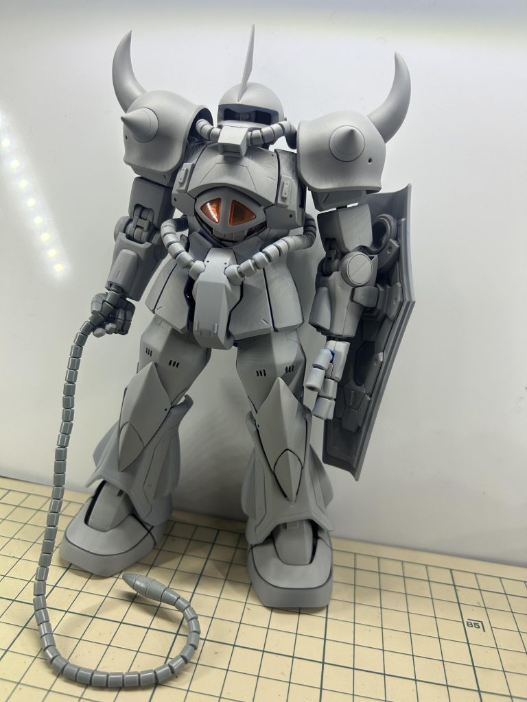 サフ状態です。個人的に一年戦争の機体はディティール少なめの方が好きなので最低限のディティールアップで済ませてます。