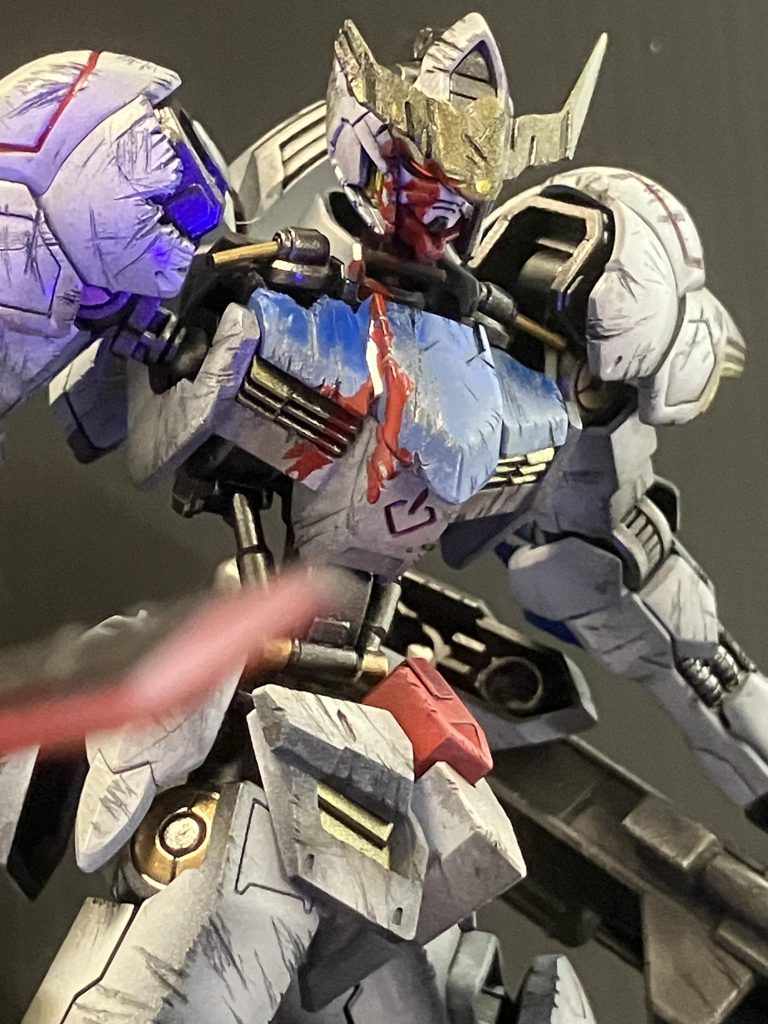 モビルスーツは血を流しませんが、三日月は血を流しながら戦っているシーンが印象的だったのでエナメルレッドで流血を表現してみました。阿頼耶識システムでつながっているイメージです。右目は蛍光レッドで塗装しています。