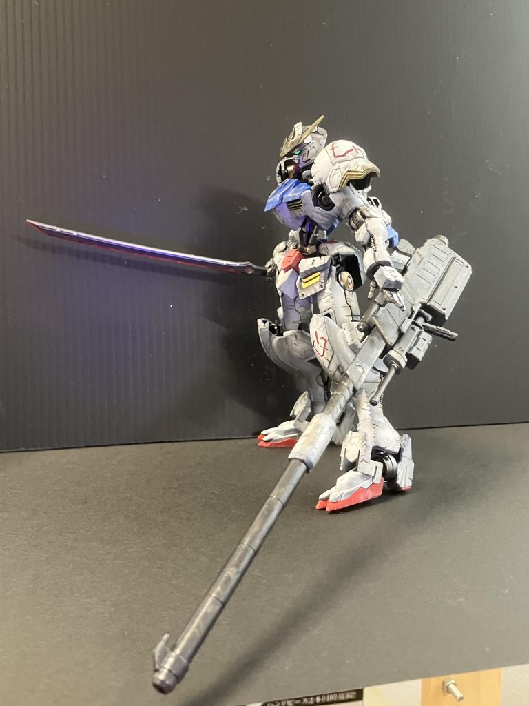 オプションパーツの滑空砲も装備しておきました。デカい武器はかっこいい！！左目は蛍光グリーンで塗装してます。