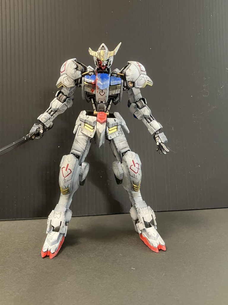 右肩から頭部にかけて大ダメージを食らったイメージです。右肩の装甲は破損しております。