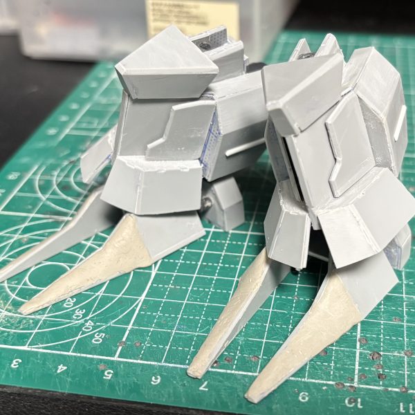 明日から仕事だということを…。脹脛はリーベン・ヴォルフを参考にバーニア三つ突っ込んでます。太もも作ってはよ立たせたいところですな。あー明日から仕事、頑張りましょ！（2枚目）