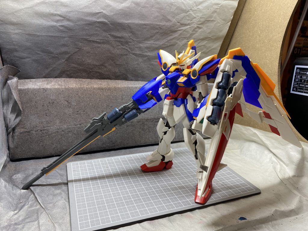 元キットは何と20年前に購入し素組したままだったWガンダムver.k.a.です。学生時代に組んだ2体目のMGであり、フェリーニ同様、自分にとっても思い出深いキットだった訳です。その取説にカトキ先生自身も書かれている訳ですが、小顔でスラリとした四肢、9頭身を意識してデザインされたというそのスタイルは20年経った現在でも全く破綻の無いプロポーションでした。