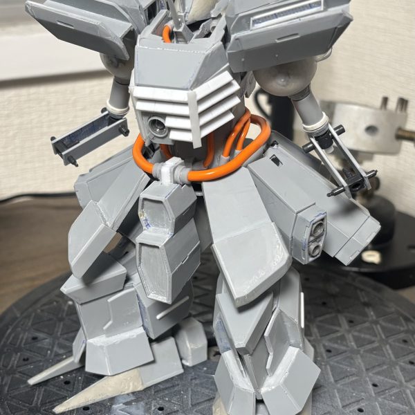 二日間の肉体労働による各部損傷が激しいですが、フロントスカート周りを作成。ちょっとデカ過ぎた気もしますがこれくらい下半身ボリュームある方がマッシヴ感あるのでいいかな。リアのバーニアスカートを作って、腕周り触りますかねー。（2枚目）