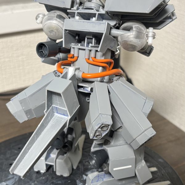 テイルのスカートをデカめにして取り付け、もっと本来は斜め下なんですが飛び出した形にしてます。腕は二重関節化してとりあえず稼働域を確認してます。こっから下腕部にアーマーを作り込んでいく感じにします。適当に転がってたネットランチャー持たせてます。（2枚目）