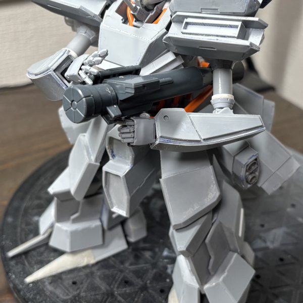 先日作った前腕にアーマーを被せる感じで追加。昨日と同じネットランチャーをとりあえず持たせて可動域再確認。とりあえずこれでバックパック作れば、一旦ベースは出来上がりそうです。武装一部作ってバックパック、ディティールに入っていきたいですが、思ったよりランチャーが似合うので作るつもりはなかったけどランチャーも持たせたくなってきました。（2枚目）