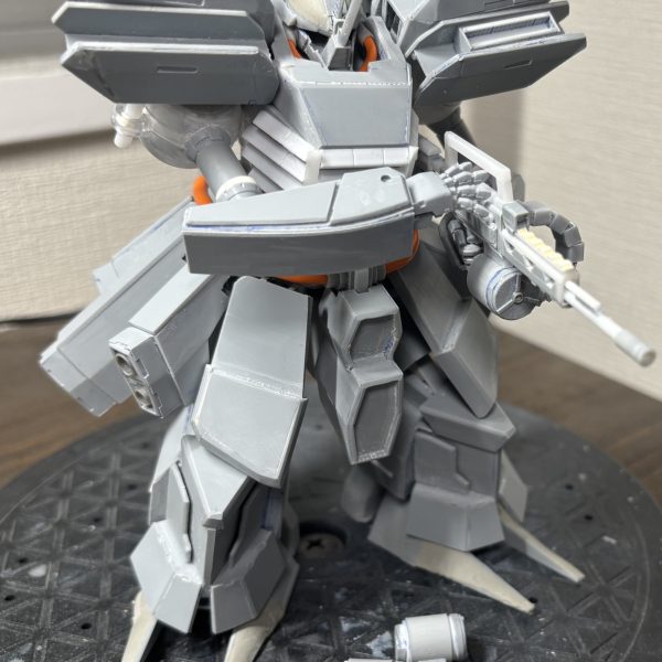 我が工房に新兵器チョッパーを導入してやりたかった弾帯表現を組み込んだ機関銃をスクラッチ。マガジンは予備含めて3個手動量産。これで多い日も安心。コールオブデューティのbo7はクソゲ…ゲフン。素晴らしい銃のモデリングで、カスタムの画面でじっくり様々な角度から観れるので、参考にしながら今までの武装スクラッチの中ではディティール細かめに作れました。（2枚目）