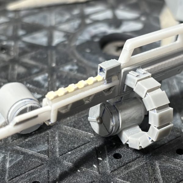 我が工房に新兵器チョッパーを導入してやりたかった弾帯表現を組み込んだ機関銃をスクラッチ。マガジンは予備含めて3個手動量産。これで多い日も安心。コールオブデューティのbo7はクソゲ…ゲフン。素晴らしい銃のモデリングで、カスタムの画面でじっくり様々な角度から観れるので、参考にしながら今までの武装スクラッチの中ではディティール細かめに作れました。（3枚目）