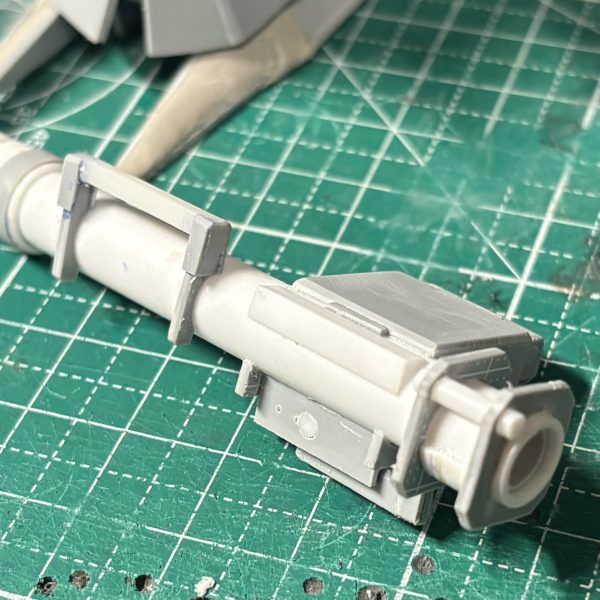 武装をバズーカを持たせたくなったので、スクラッチ。08小隊のネットランチャーを参考に、AT10ぽいランチャーにしてみました。弾倉は横から入れるタイプっぽく。短いランチャー結構好きなんですよねー。（2枚目）