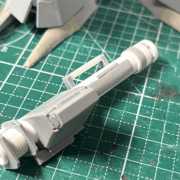 武装をバズーカを持たせたくなったので、スクラッチ。08小隊のネットランチャーを参考に、AT10ぽいランチャーにしてみました。弾倉は横から入れるタイプっぽく。短いランチャー結構好きなんですよねー。（3枚目）