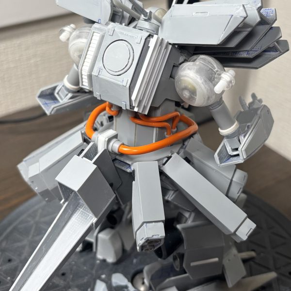 陸戦用のためにバーニアなしのバックパックを作成。硬そうなps2ではございません。バーチャロンじゃないんだから。左の穴は後でウェポンラックを付けようと思ってます。（2枚目）