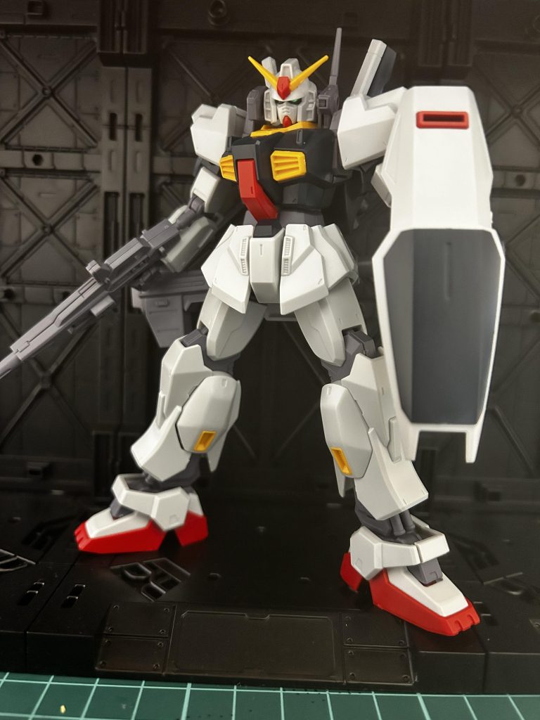 まずはいつもの素組みから。こー見てみてるとファーストのガンダムと似通った所があって(当たり前)、正統進化した感じがしていいですよね。足のゴツさが個人的にお気に入りです