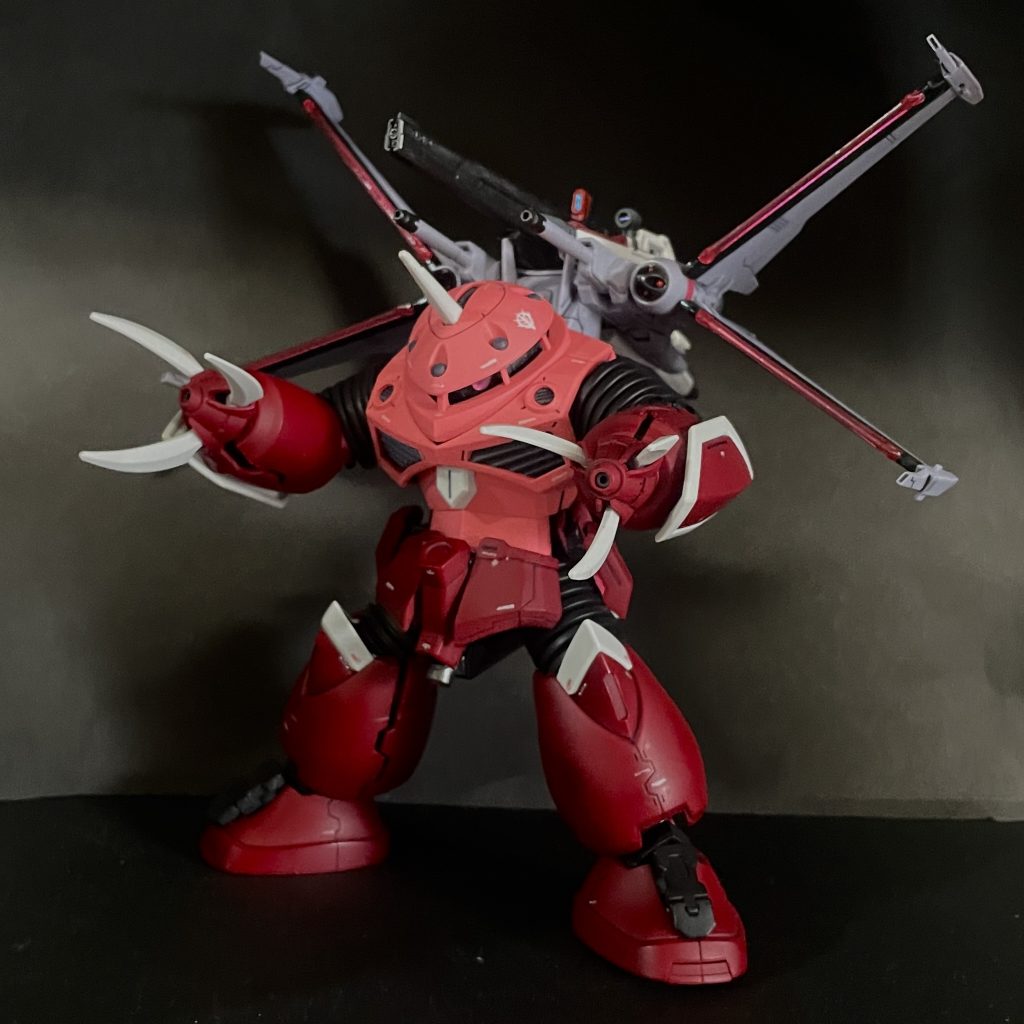 完成(&レールガンを含む全ての砲門を使ったフルバースト)「いつでも元のキットに戻せる」前提なので歪な部分もあるがなんとかパッと見はズゴックに「インフィニットジャスティス弍式は一切何も取り外すことなく収納」する改造として一旦完了サイドアーマーや肩周り等完全に設定準拠では無いものの、チョバムアーマー的に強化外装としてカバーしてはいるので劇中通りにいつでも簡単にパージして中からジャスティス登場が可能&nbsp;(本当に隠蔽したいなら頭部のツノも隠すはずただし多少のチラりは許容範囲)さておき赤いガンダムでのチョバムアーマー化によってある程度ジャスティスを収納するイメージは出来ていた経験値が功を奏したというところだが一方で1/144同士ではやはり色々無理のある構造だと改めて認識し監督？もよくもまあこの設定にしたもんだなと感心