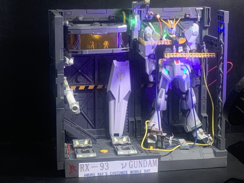 コクピット内もLEDライトで光らせているのですがあまりわかりませんね。(gundam-kao5)