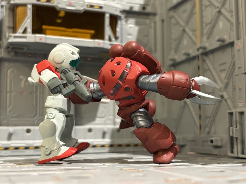 こちらは、最初仮組した時。画像の通り、なんかジムのやられ具合というか、吹き飛んでる感と言うか、やられ役としてのプロ意識が足らんように感じたんで、ジムの腹を角度つけてゴリゴリに削って、ジムのプロ意識をブースト。