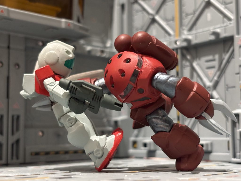 っで、この吹き飛び感に至りました。ジムもシャアズゴも躍動感たっぷり！ええ仕事してます。スゴイ早さでゼロ距離まで詰めてきて、身構えることもできずに、思いっきり腹殴られたら、こんな吹っ飛び方をするのかなというのがポイントです。