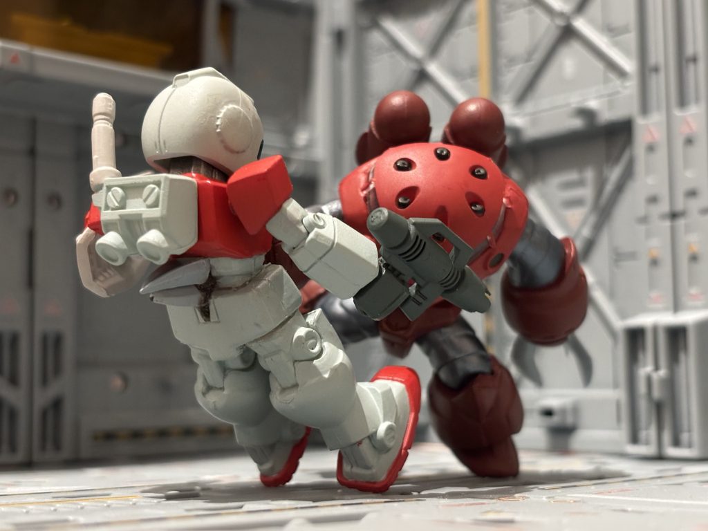 ジムの腰に、破壊の跡をつけるか迷ったんですが、それやり始めたら、お手軽に楽しむ域を超えてしまうかなと思って、今回はここまでにしときました。気が向いたら、そのうち…