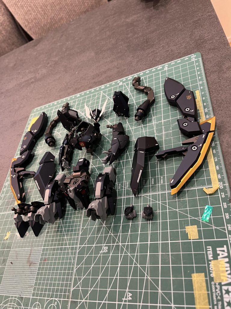 ●使用塗料本体(紺): プリズムブルーブラック本体(ライトグレー):Mr.カラー グレーFS36270 + RLM65ライトブルー本体(黒):Mr.カラー ミッドナイトブルー本体(ホワイト):ガイア ニュートラルグレーⅠ本体(赤):Mr.カラー あずき色(+適当 過去に調色の残り)内部フレーム:Mr.カラー 黒鉄色トップコート:Mr.カラー スーパースムースクリア(つや消し)