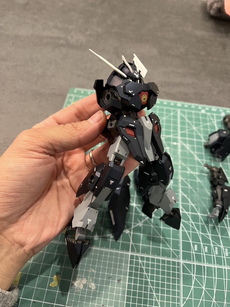 トップコートは半光沢にしてます。潤さんに教えていただきEx-セミグロスクリアー プレミアムを使用してます🙏写真によっては黒っぽく見えますが、プリズムブルーブラックなので角度によっては青っぽくもみえますーインスタ・TikTokに動画をアップしているので見てくださいねー