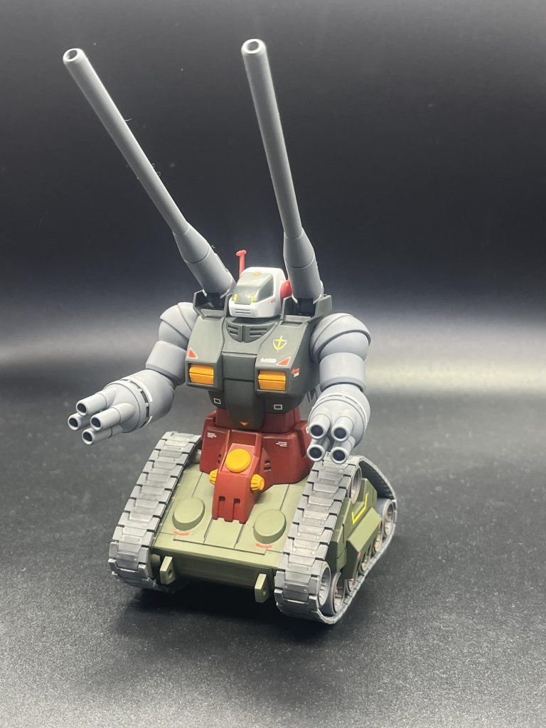 ガンダムを参考にリアルタイプカラーに塗装。ガラス張りの頭部は、オリジナル設定で塗りつぶして可愛いツインアイを配置しました。