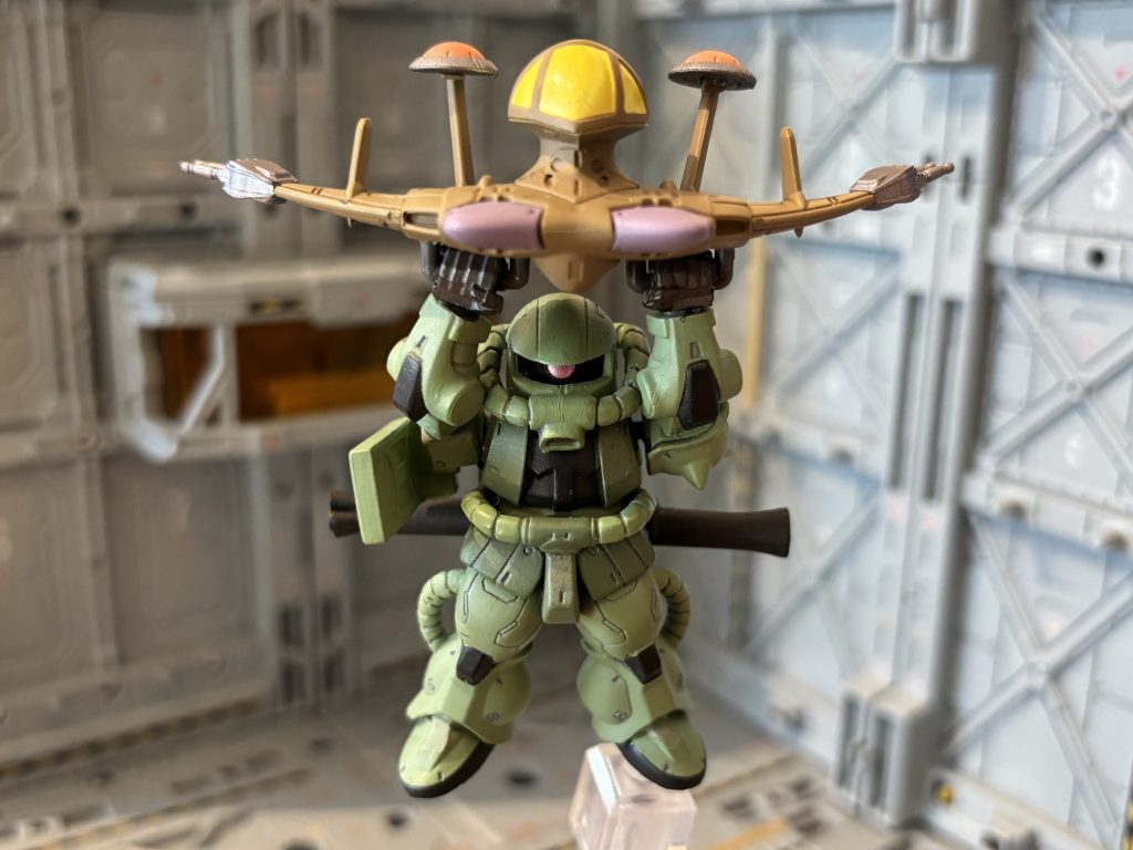 このザク（＃09-172）は、両腕の肘の曲がり方が違ってて、両腕バンザイさせても手の位置（高さ）が揃わんのです。これを合わせるために、あちこち削ったり、切り刻んだりでえらかったです。因みに、可動域上げるために、肩の付け根は切り落として、「関節技」を使いましたよ。