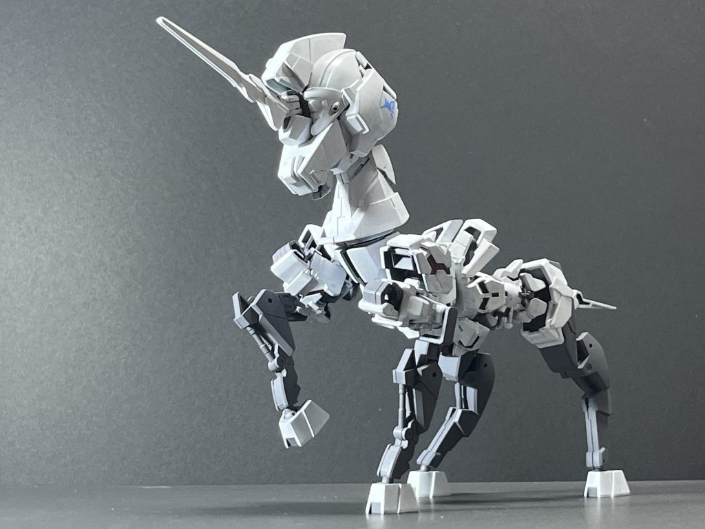 午コーンモード。バックパックを分解して装着することで馬になります。