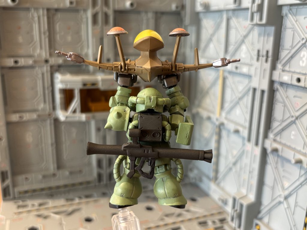 腰に付けたザクバズ。これはコンバージあるあるですが、もともとバズーカはザクの手つきの一帯成形だったんです。手首つけたまま腰につけるわけにも行かんので、ゴリゴリに削って、切り落として、ヤスって、ファントムグレー塗って、何とかここまで持ってこれました。ここが一番しんどかったです。